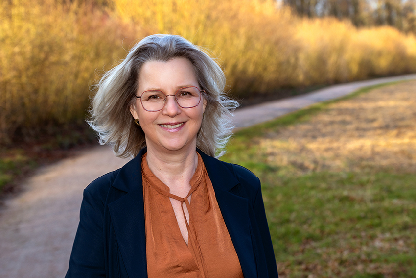 Carla Tijhuis, Uitvaartbegeleider